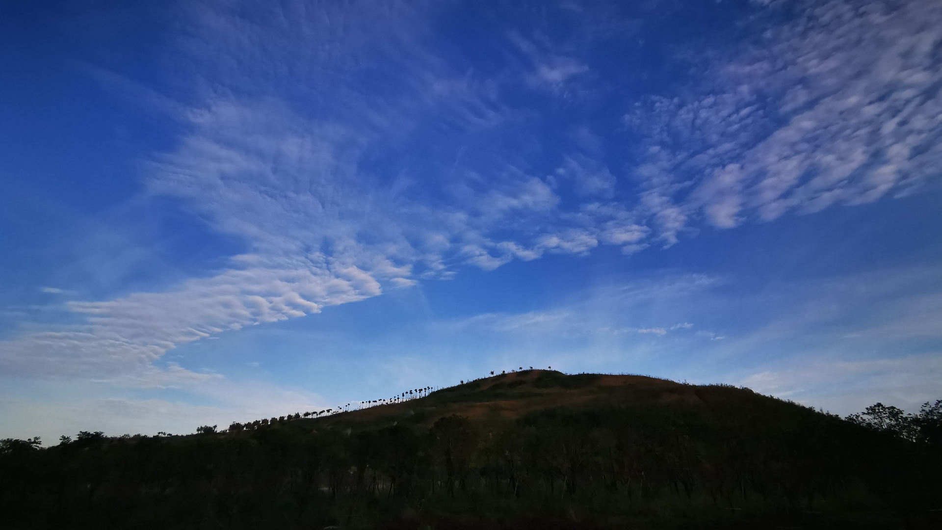 旭日霞光满江红小军山边的美景