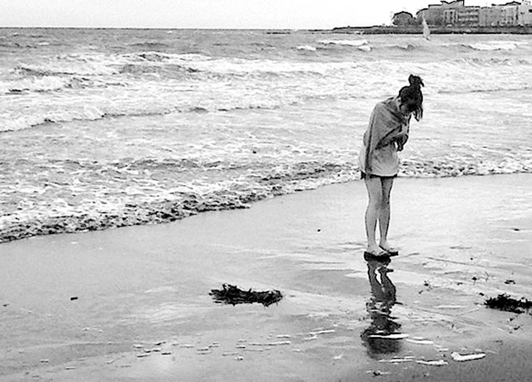 海边踩水的小姑娘