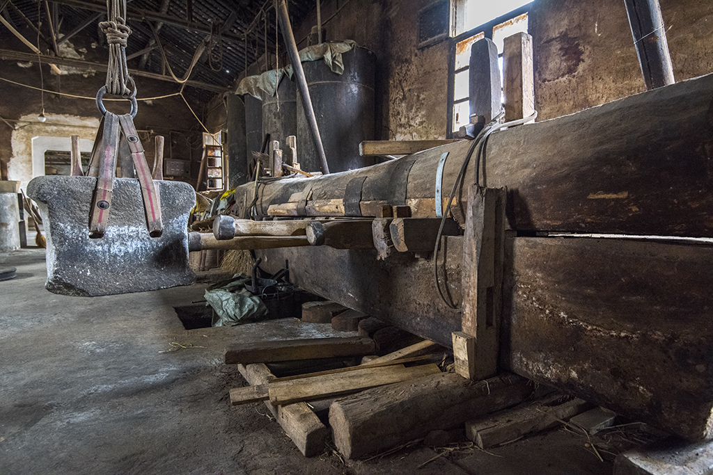 年的古老工艺,这台木榨机,已有二百年左右了,是徽洲最后的木榨油坊啦