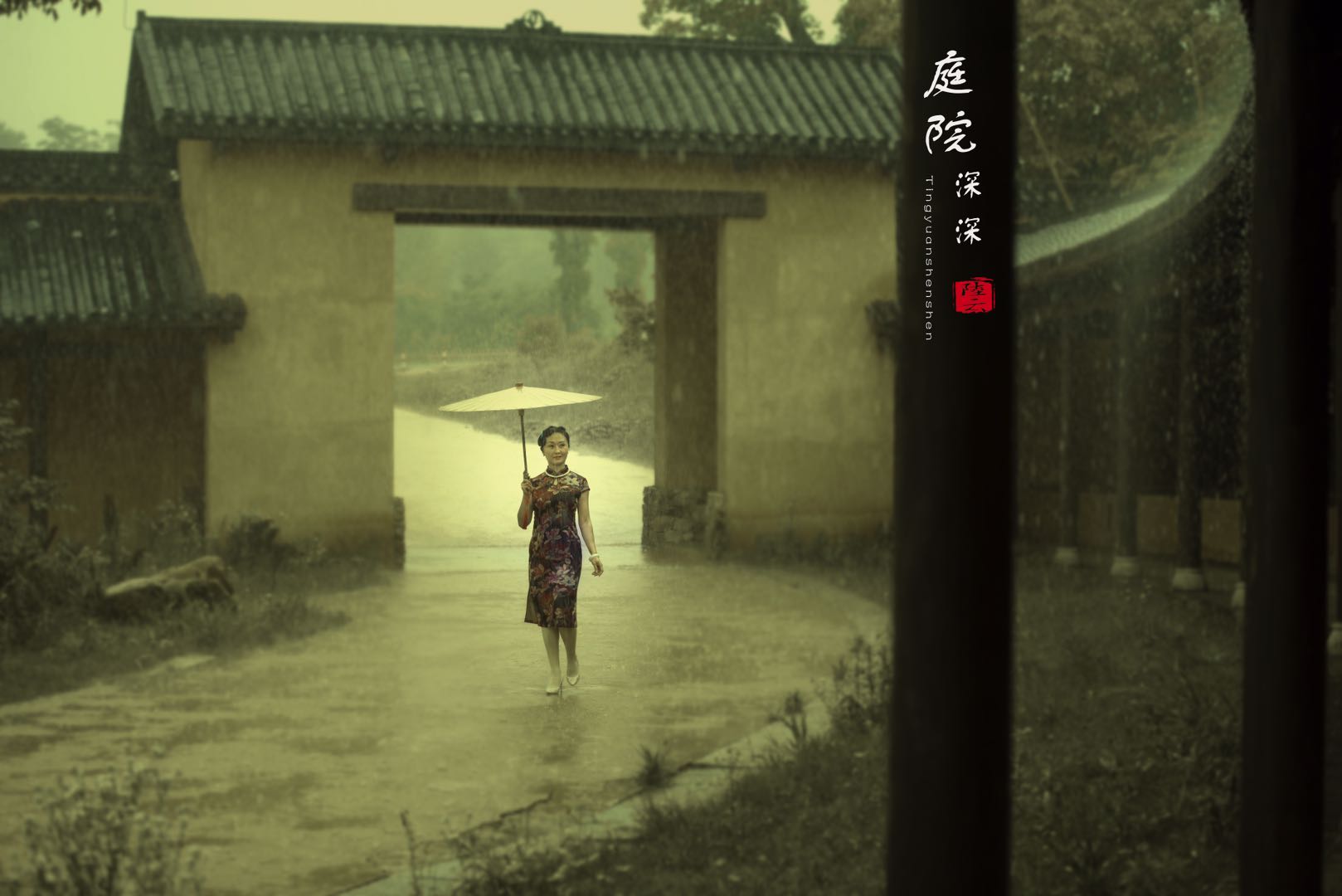 庭院深寒 孤灯影残 青丝轻绾 只把红线系了旧簪 烛影黯然 独自凭栏