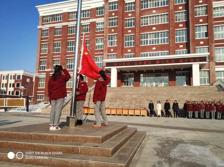 霍城县瞻德中学"尊崇宪法,学习宪法,维护宪法,运用宪法"主题升旗活动