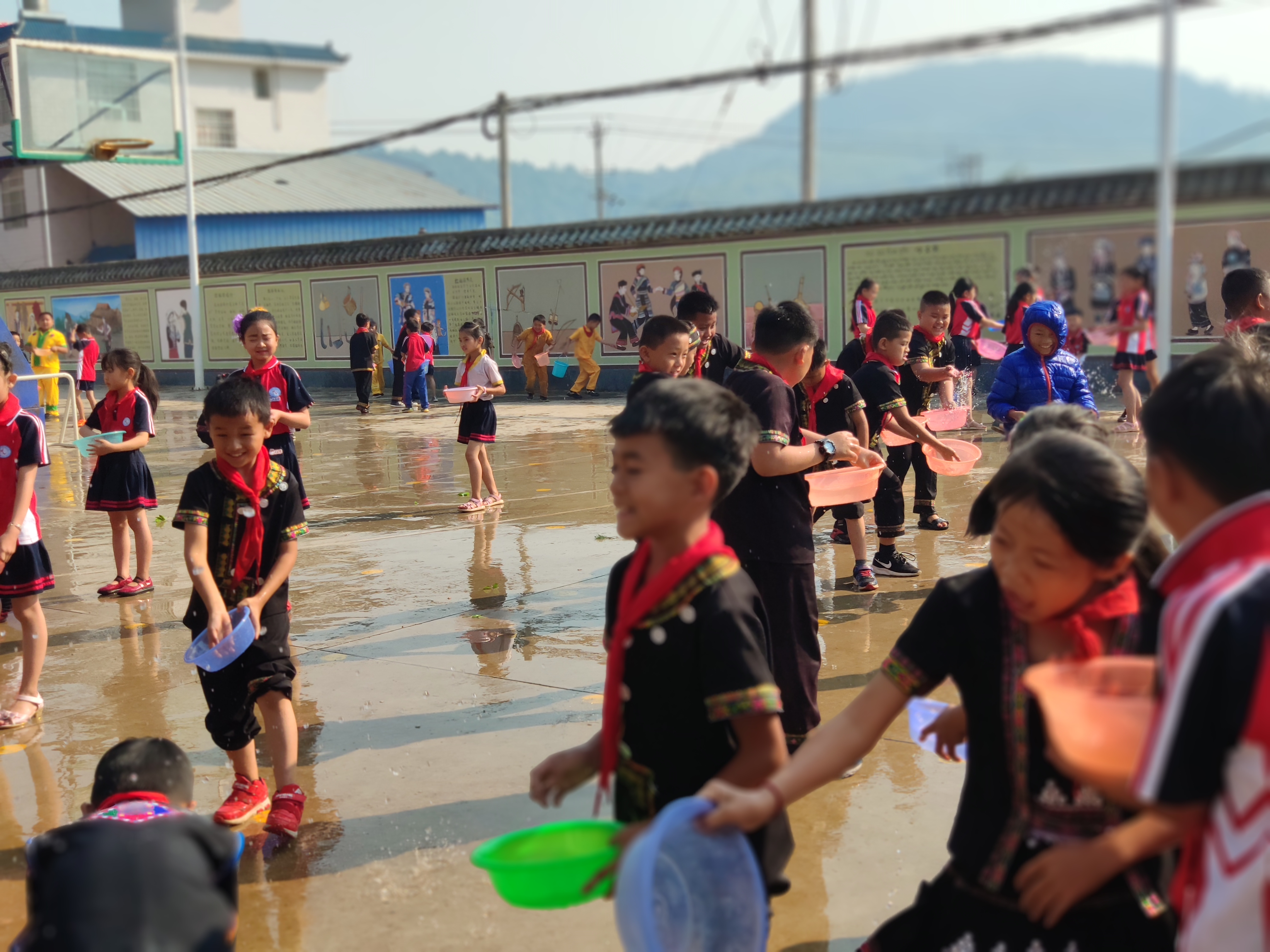 "泼起吉祥水,舞动七彩伞"勐海县民族小学庆祝傣历新年活动