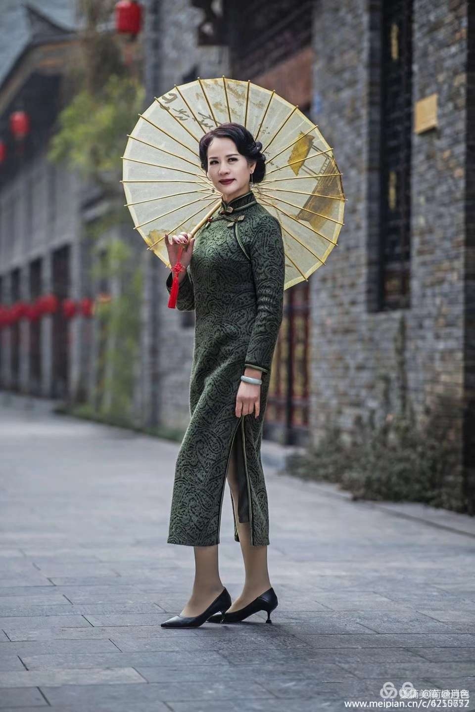 穿旗袍的女人,是优雅而脱俗的,有着高贵骄傲的气质和从容淡定的风度.