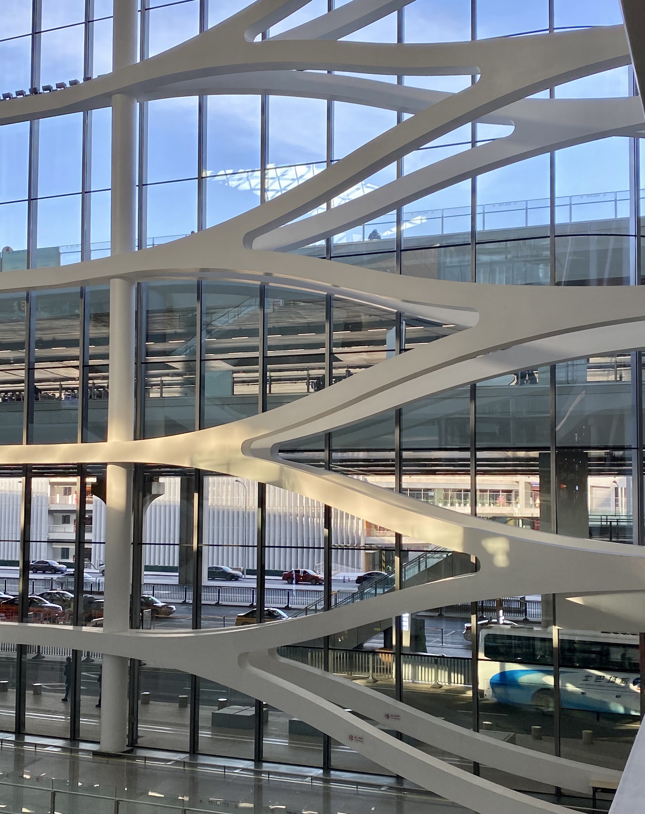 空口岸正式对外开放 至今已一年有余 机场设计风格非常独特 候机楼