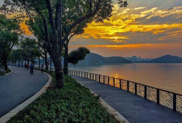 武汉东湖生态旅游风景区,位于武汉市中心城区东部,是国家5a级旅游景区