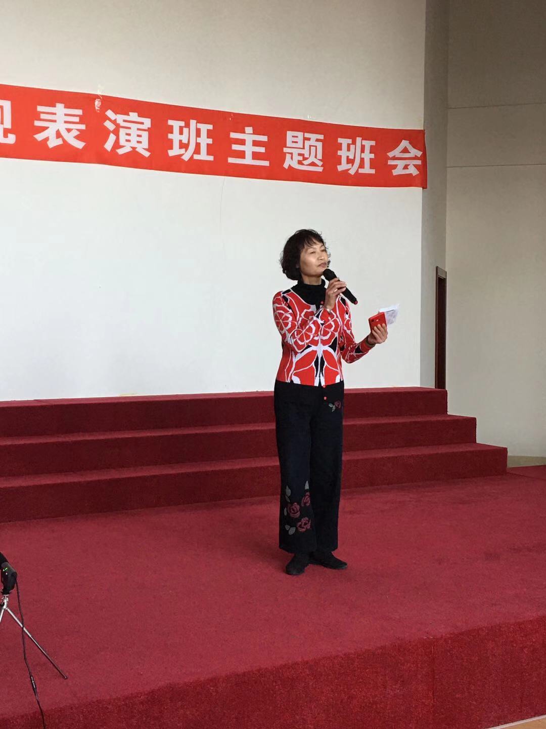 朗诵《春天的第一缕阳光》表演者尹慧琴 即兴发挥表演,现场背词有