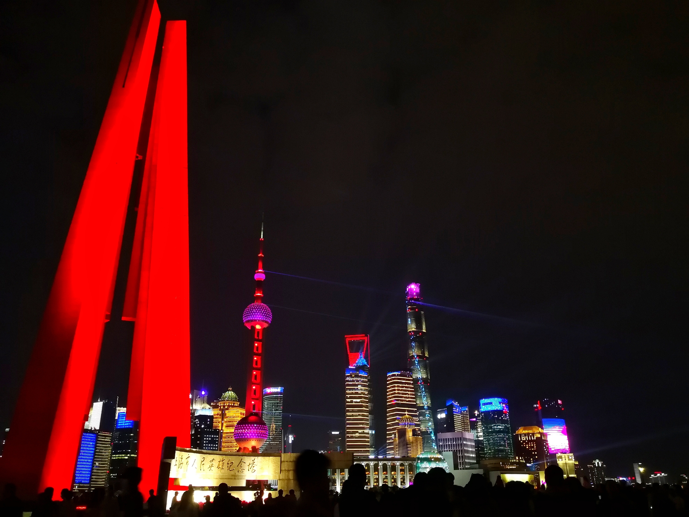 上海的夜景很美,无论是繁华的商业街,还是幽静的黄浦江,霓虹闪耀,一