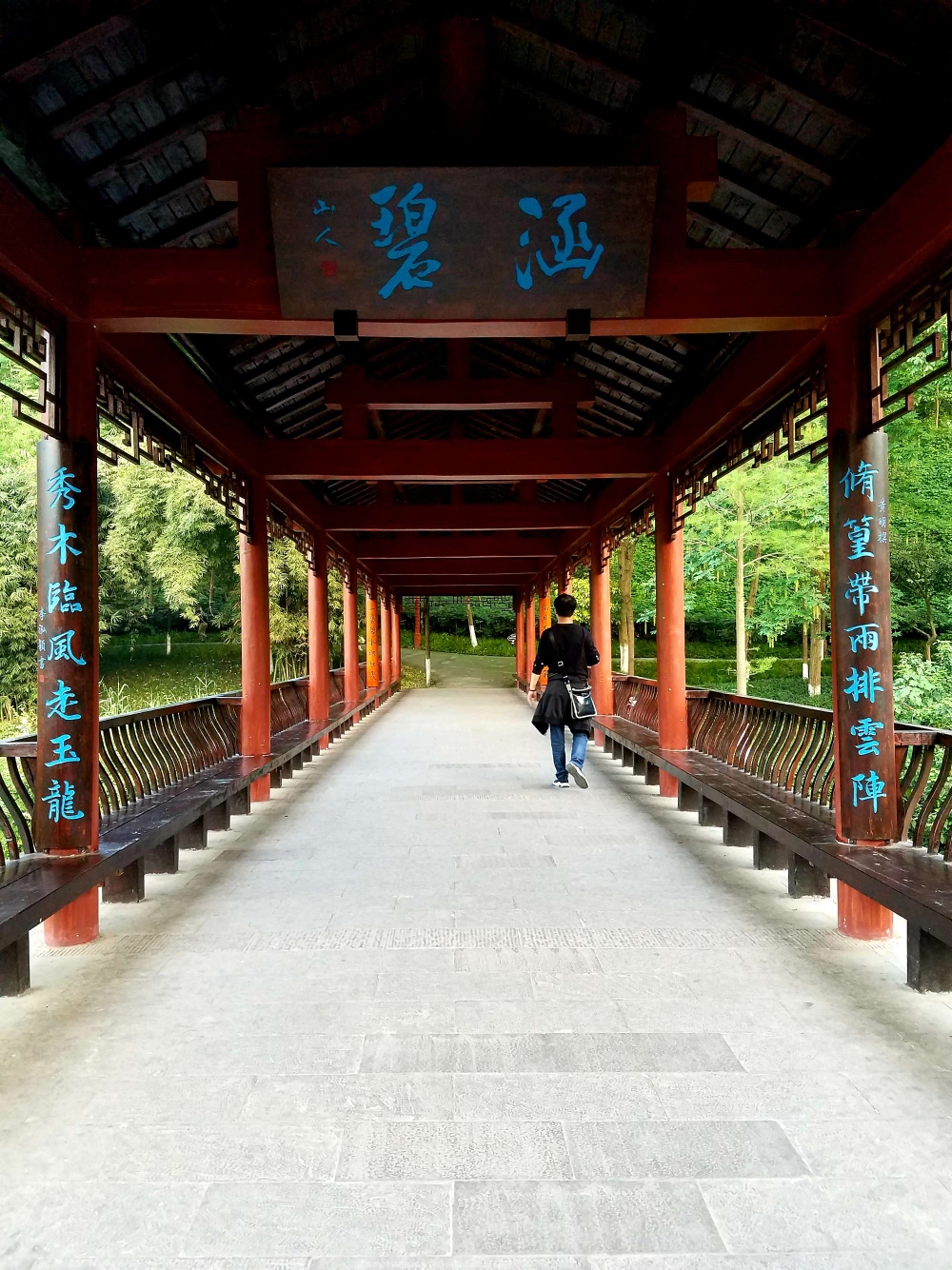 长长的跨湖廊桥,每段廊桥的柱子上都写有不同字体的对联,古色古香