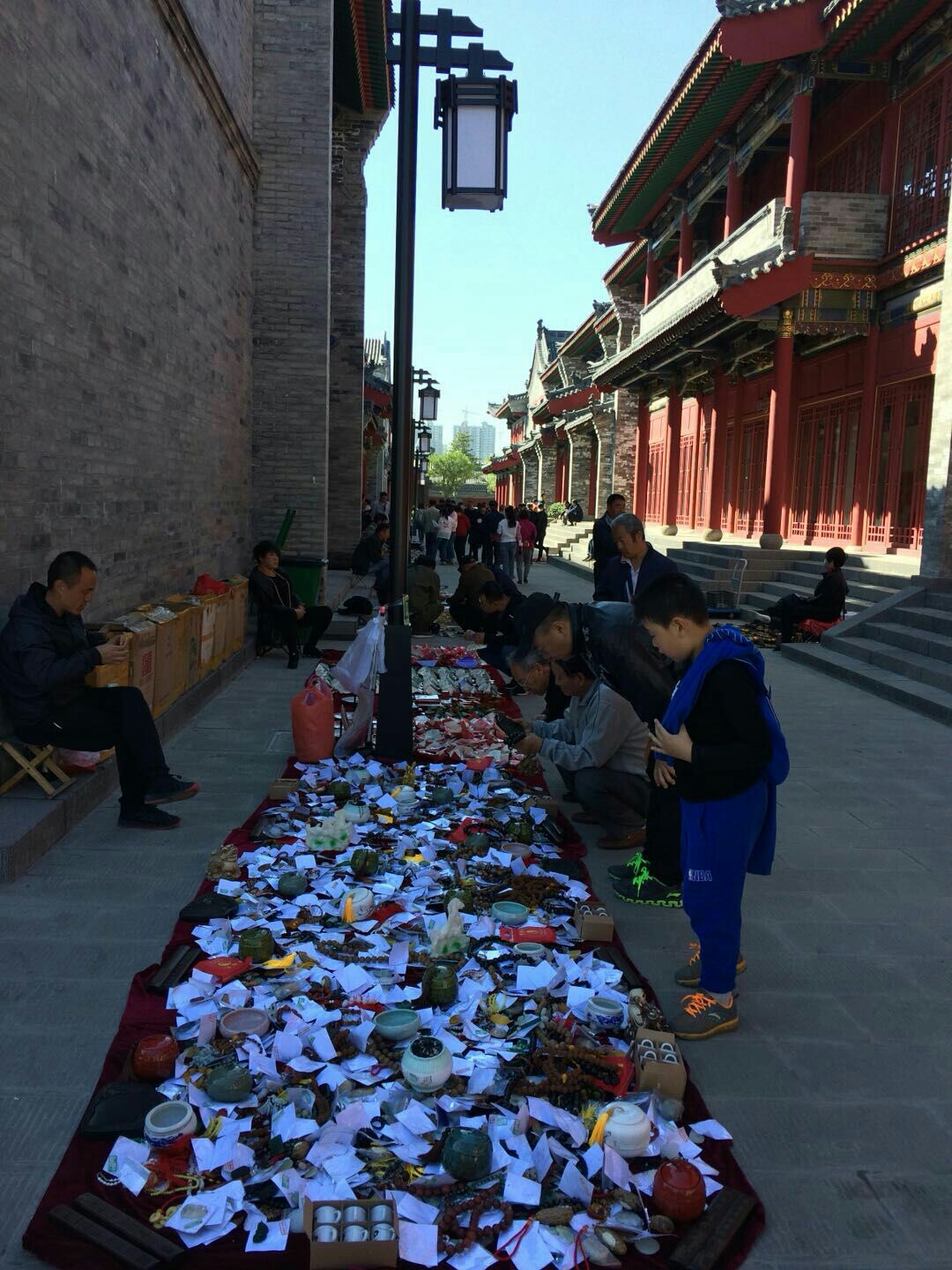 潘家园市场去看看,淘点中意的东西回来,北京潘家园曾经是全国各地收藏