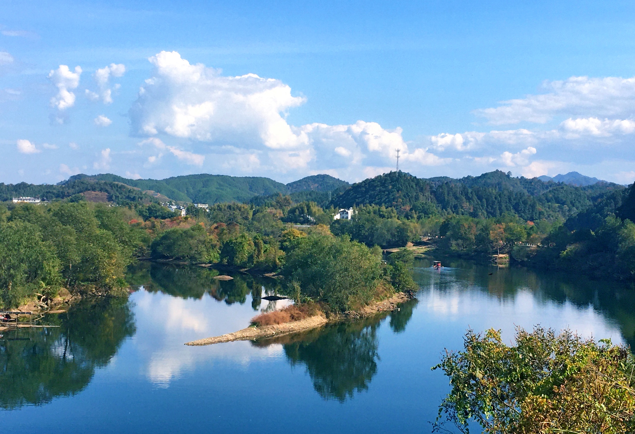 月亮湾位于江西省上饶市婺源县县城(紫阳镇)往李坑景区5处