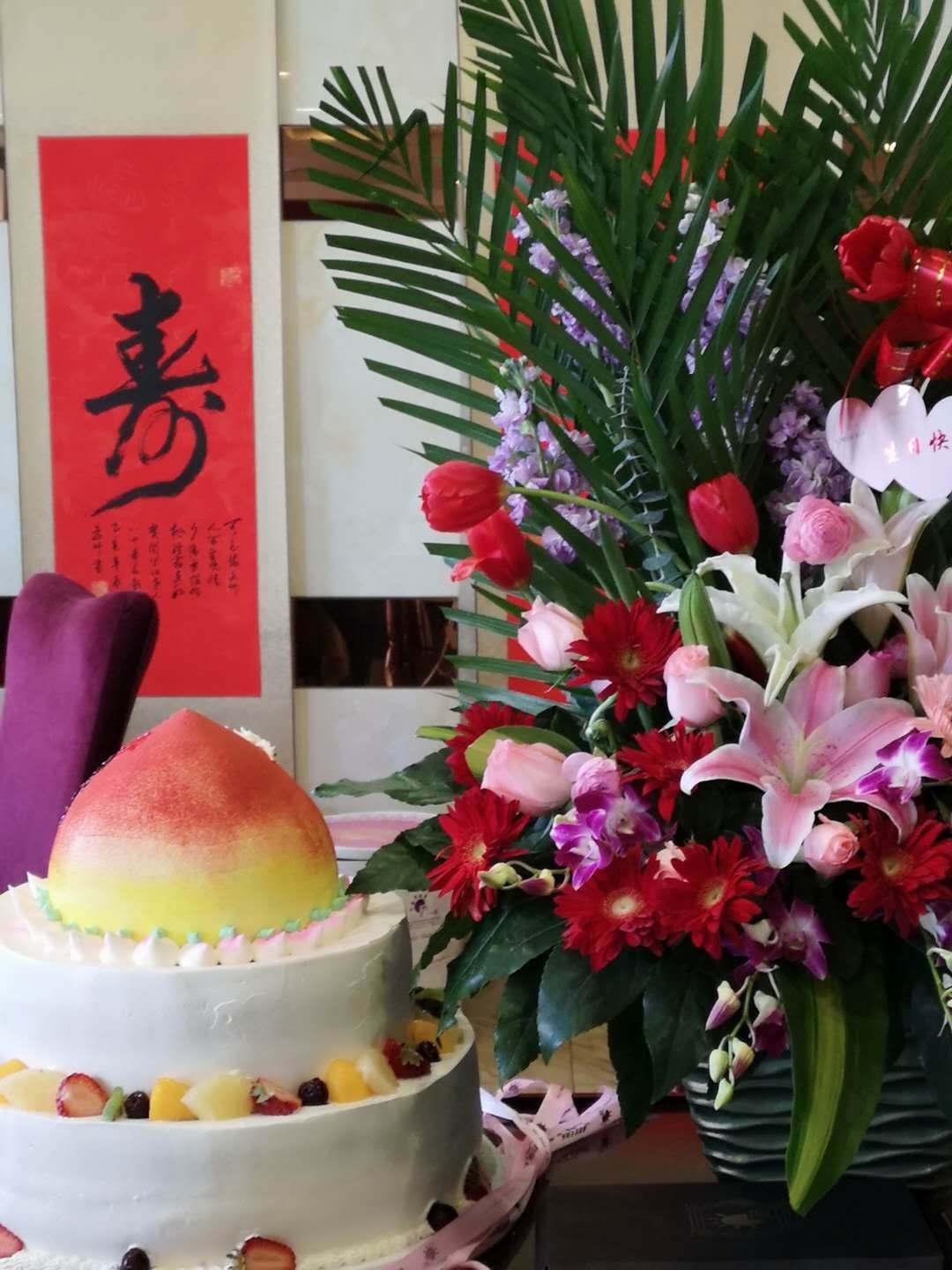大大的寿桃.美丽的鲜花.相互辉映.给寿宴添加了喜庆.