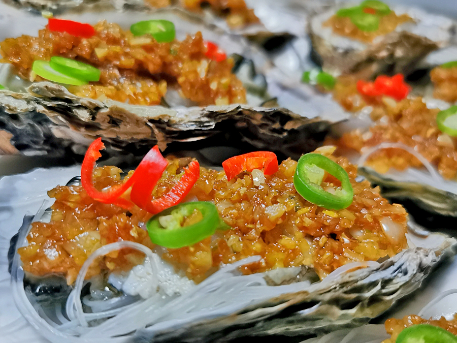 美味可口的蒜蓉粉丝蒸生蚝