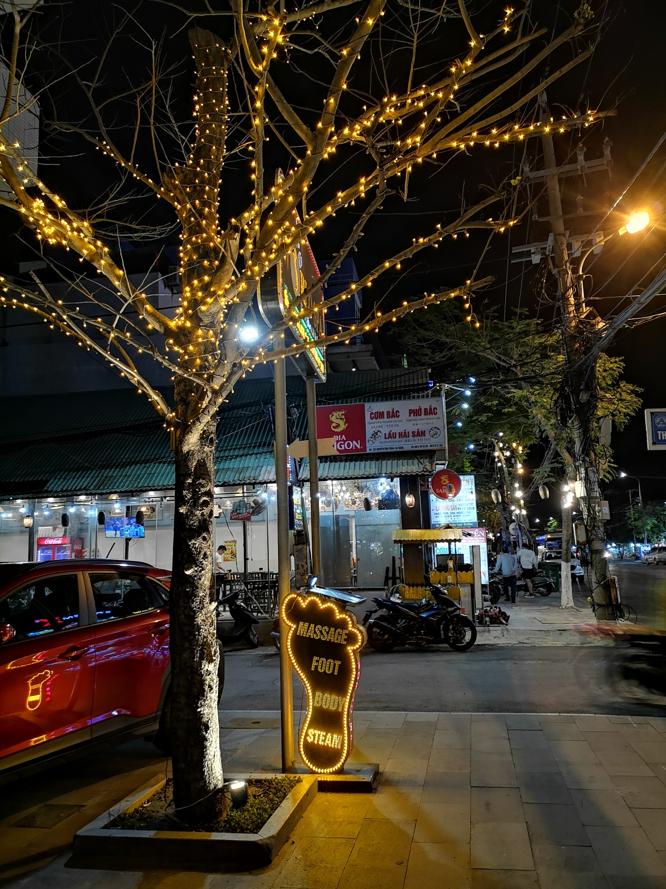 越南蚬港的夜景与街拍(车上手机拍摄)