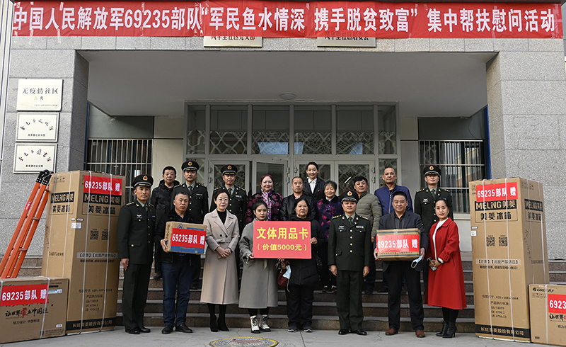 11月16日,69235部队官兵给结对帮扶对象,风华里和阿克塔木社区的8名