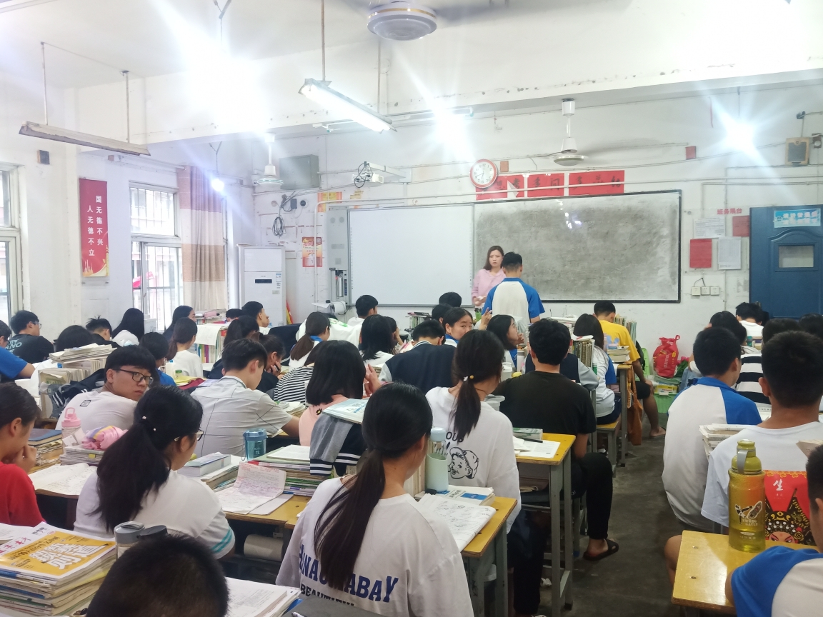 西华三高教师风雨兼程,认真上好早起辅导课