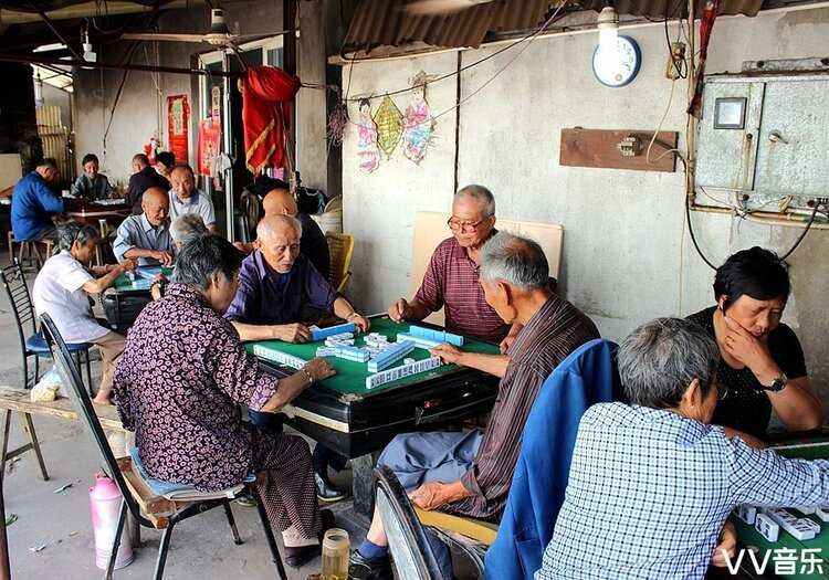 简易的棋牌室里,一些上了年纪的大爷大妈们聚在一起搓麻将.