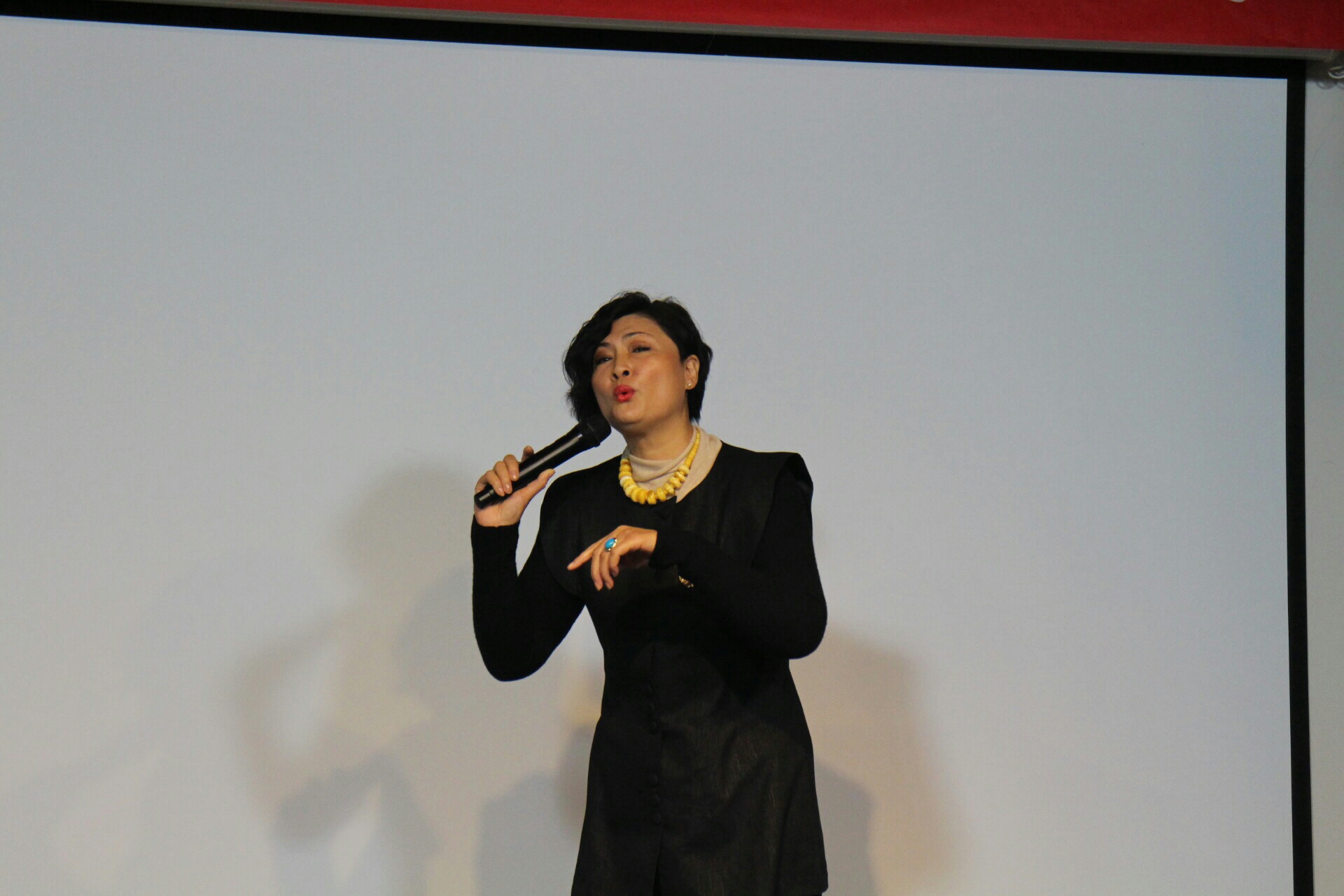 谢丽娜在口哨表演