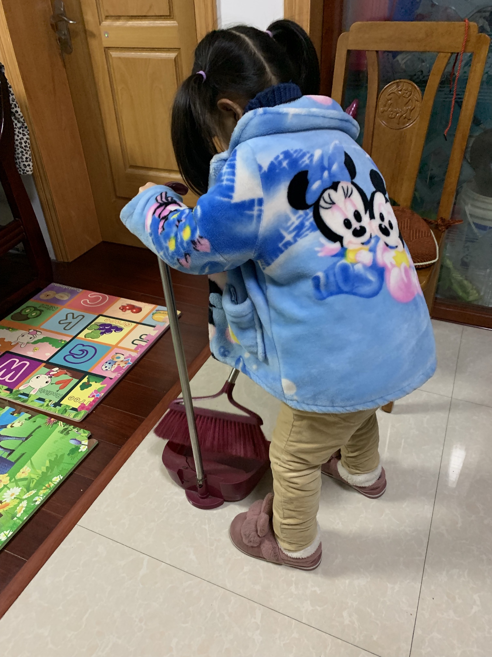 帮奶奶扫地,奶奶辛苦了
