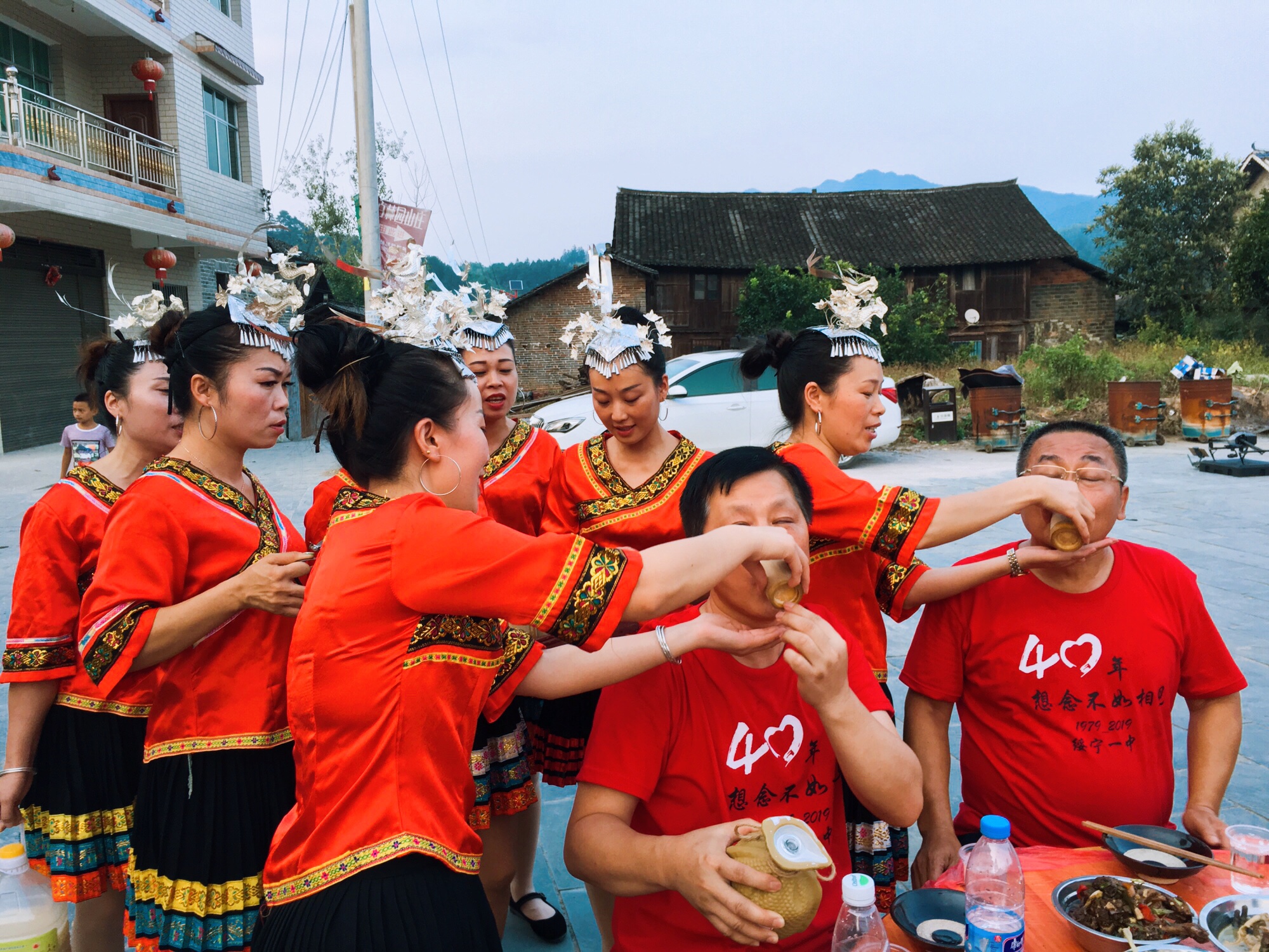 来到花园阁湿地公园,苗家特有的敬酒礼.