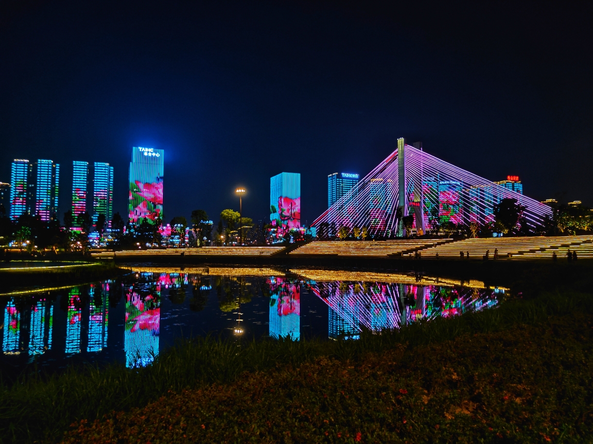 南充印象嘉陵江湿地公园夜景(手机版)完稿于5,10日.