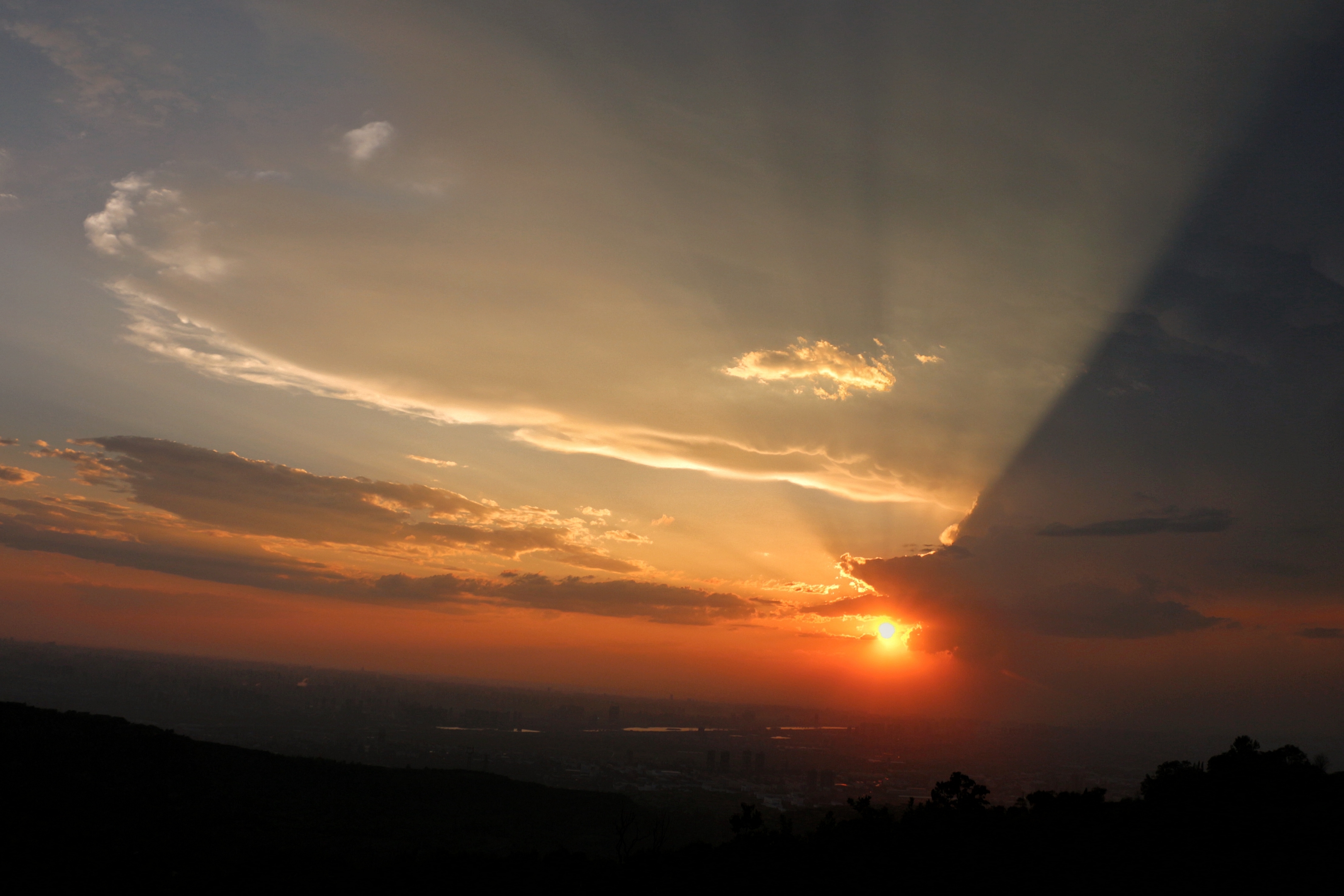 黄昏的暮色唯美柔软,夕阳从指缝中穿堂而过,黄昏的夕阳,洒落一