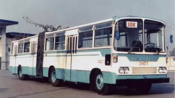 1979年 1979年电车公司制配厂研制成功bd562型铰接式无轨电车,使运营