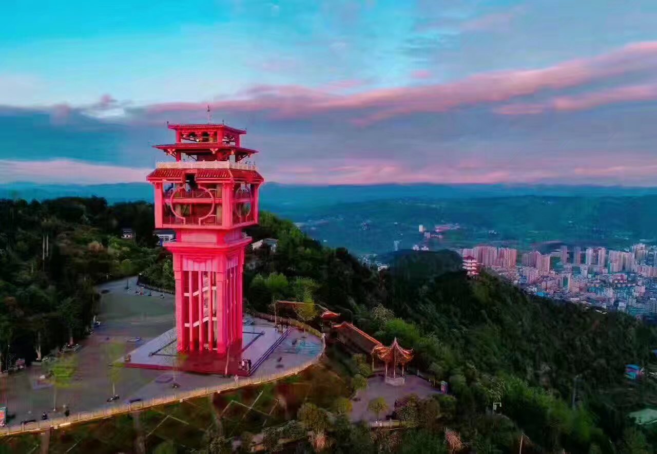 原唱:芊芊琴听:  凤凰山 凤凰楼  站在楼台观达州  凤凰山上景色 