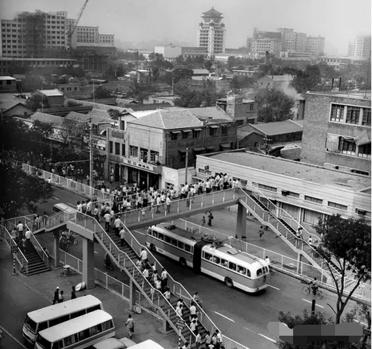 80年代北京历史老照片:北京首座行人过街桥,西单人行过街桥建成开通.