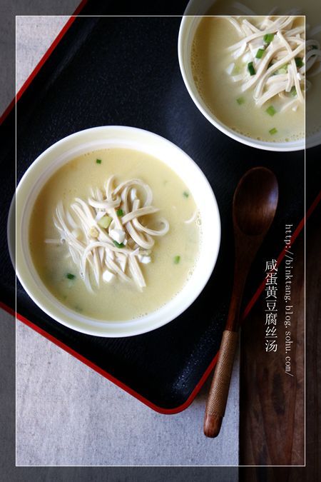 咸蛋黄豆腐丝汤:咸蛋黄开汤,令人惊喜的咸香滋味