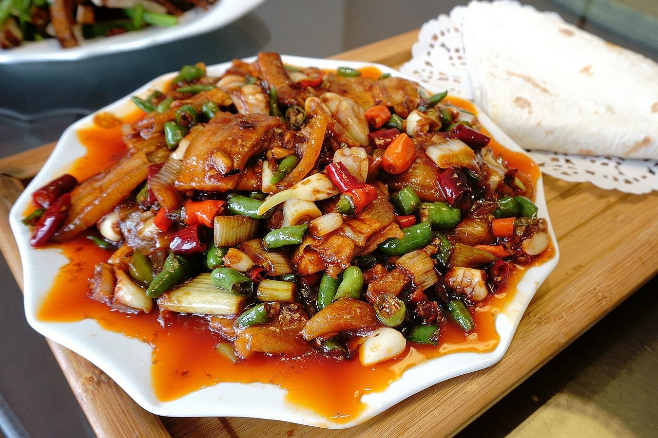 地锅鸡贴饼子:散养土鸡和小尖椒同炒香香辣辣的菜,看着就让人鼻尖冒汗