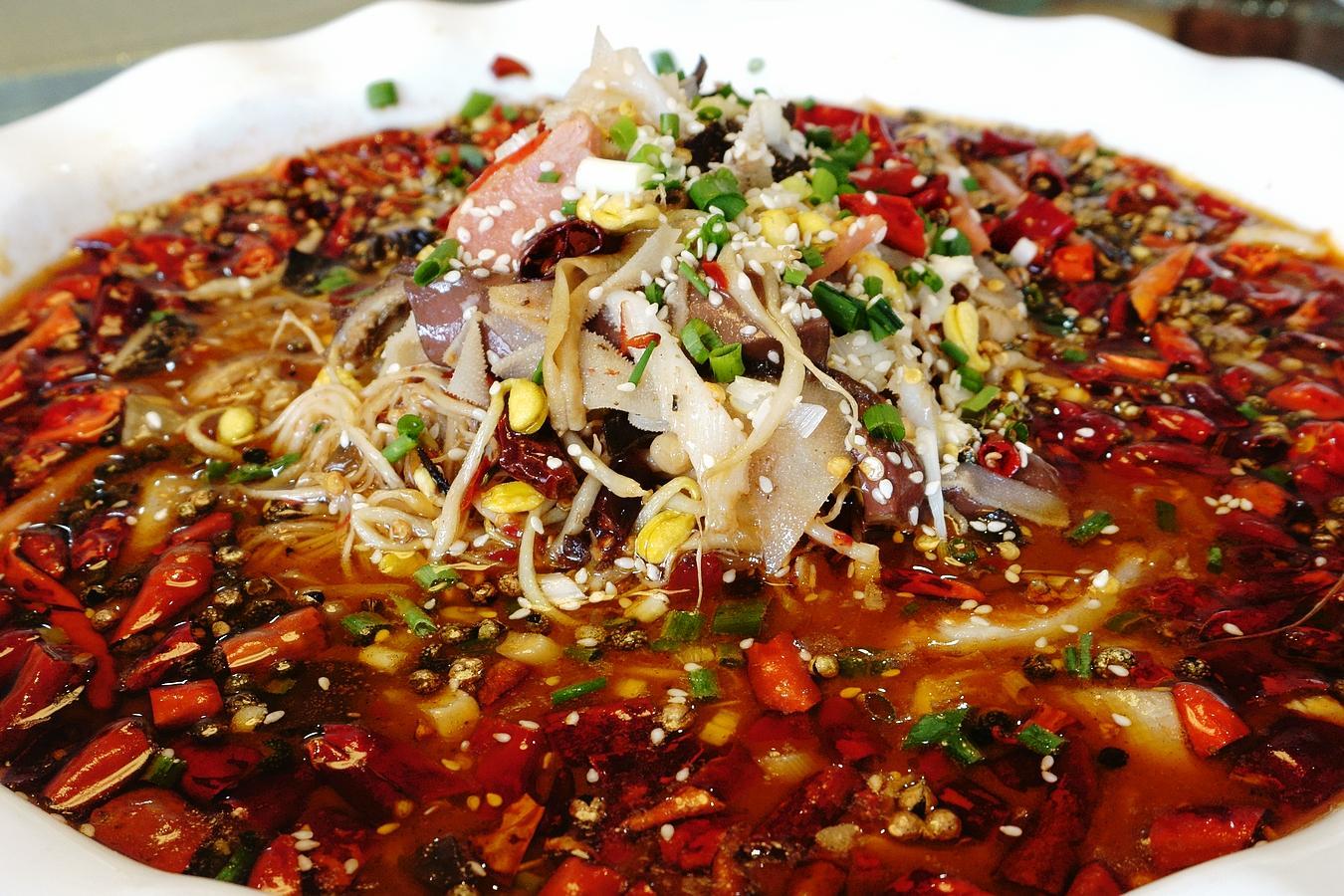回农村老家叔叔请吃大餐,冷热18道菜,海鲜用盆装