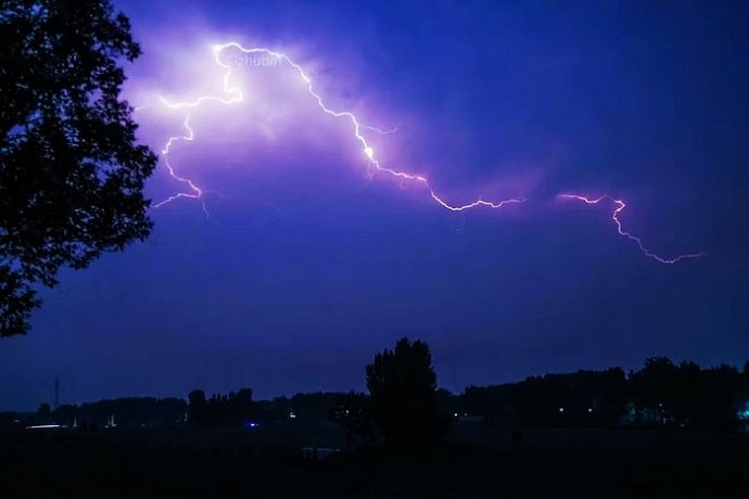 每一次辽阔的闪电都汇聚了大自