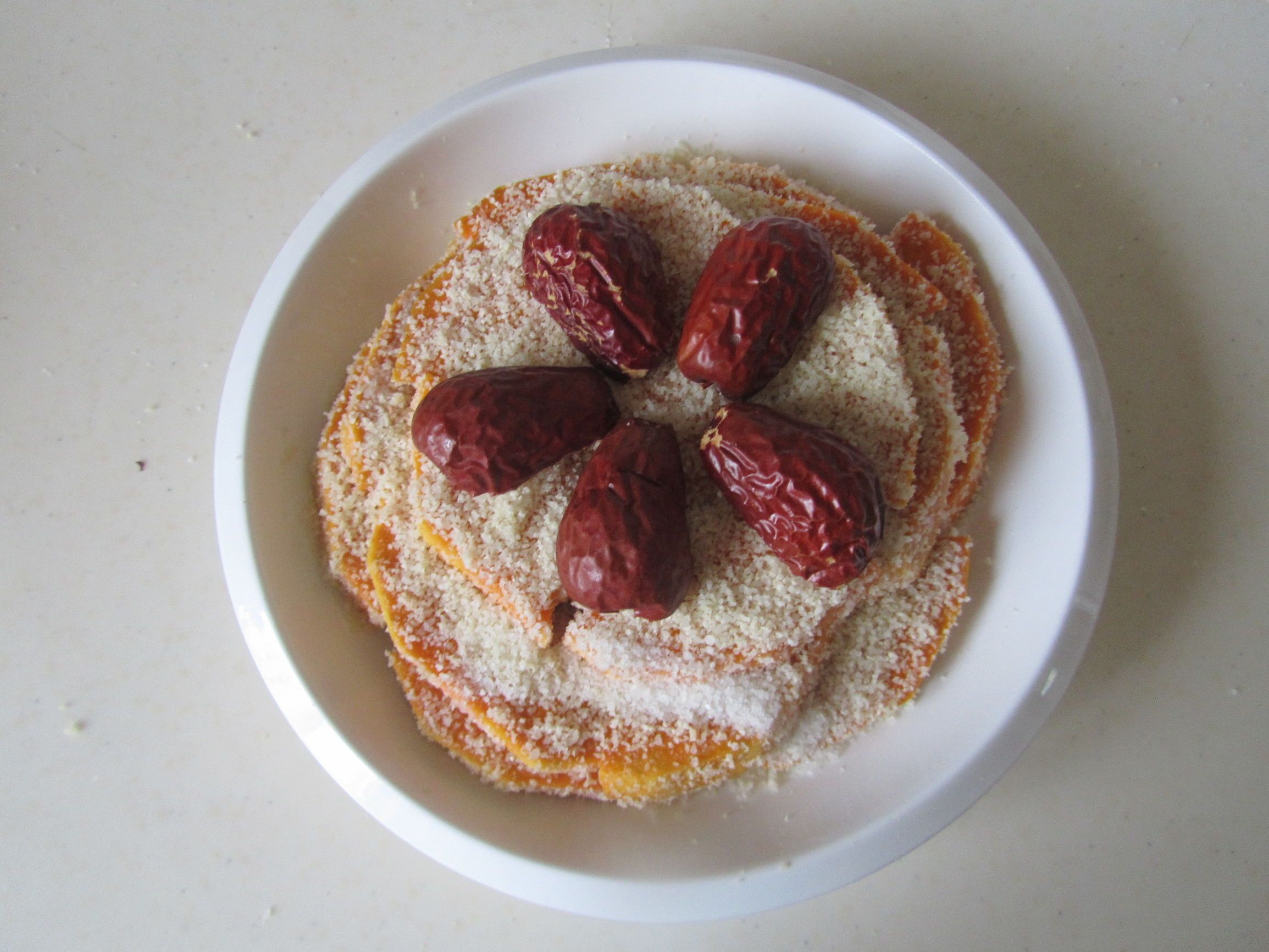 6. 将米粉南瓜放入锅中蒸上十分钟,开吃了.