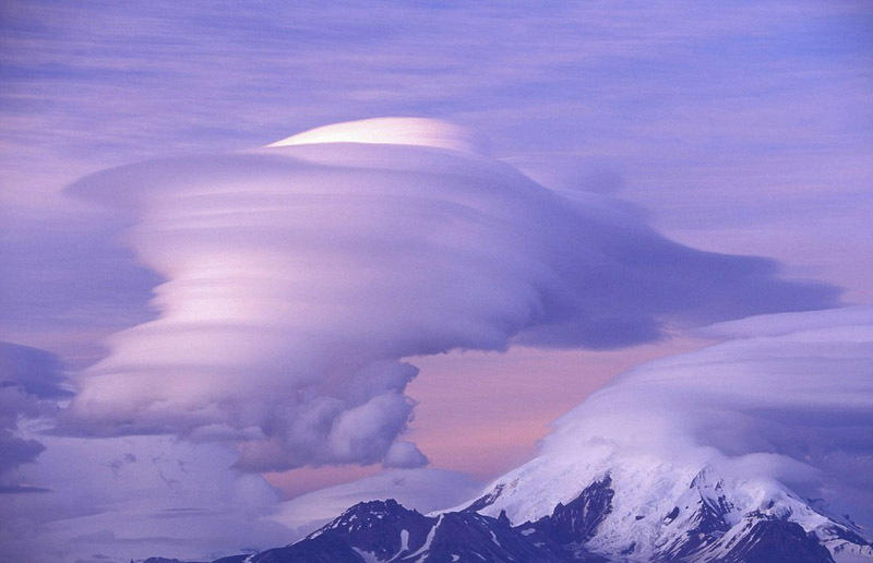 盘点全球飞碟状山顶云朵