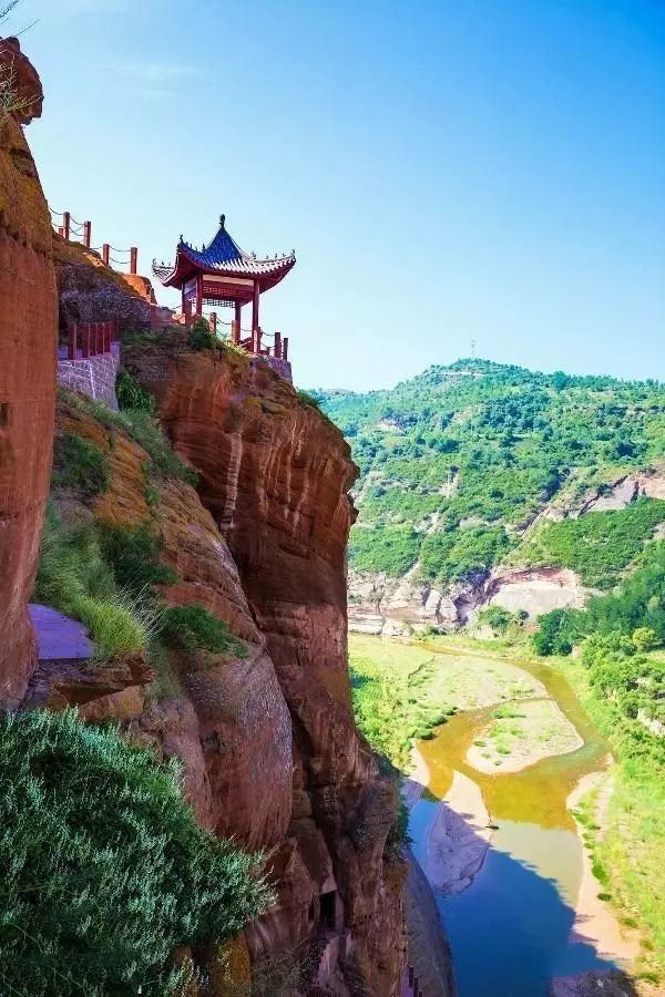 在悬崖上修建的亭子.