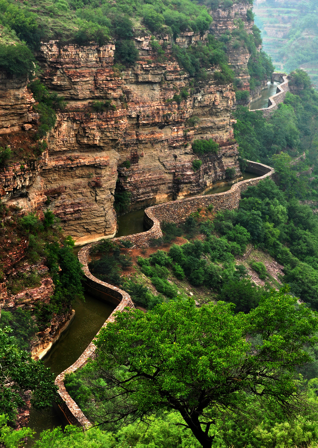 林州红旗渠,在悬崖峭壁上开凿的水利工程,令人震撼
