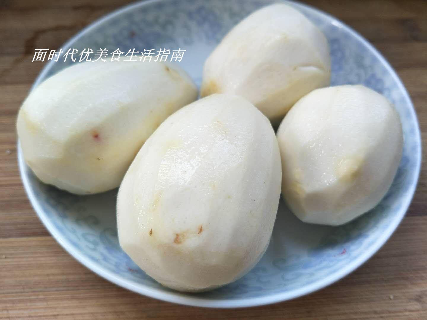 3,芋头去皮切成厚薄片,再切成条,香葱切小段,蒜切末.