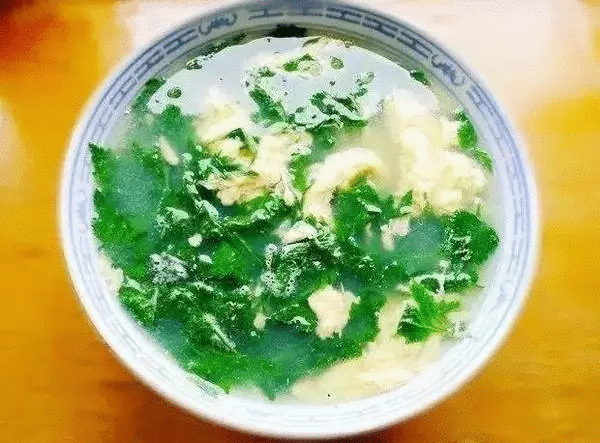 菊花脑蛋汤,打进去的蛋花像软绵绵的云朵,翠绿的菊花脑像乌云般赴蛋