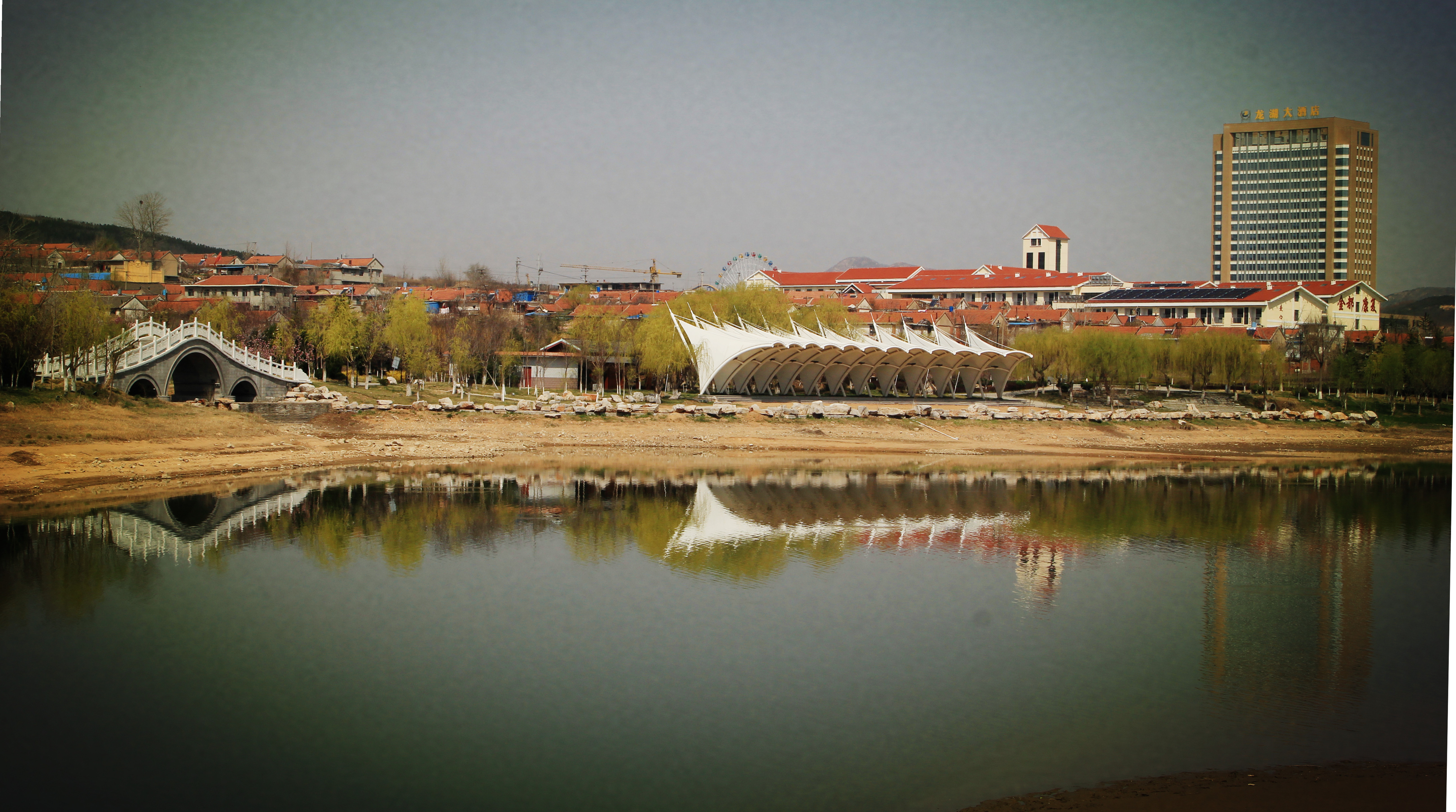 招远,山东省辖县级市,由烟台市代管,中国百强县之一.