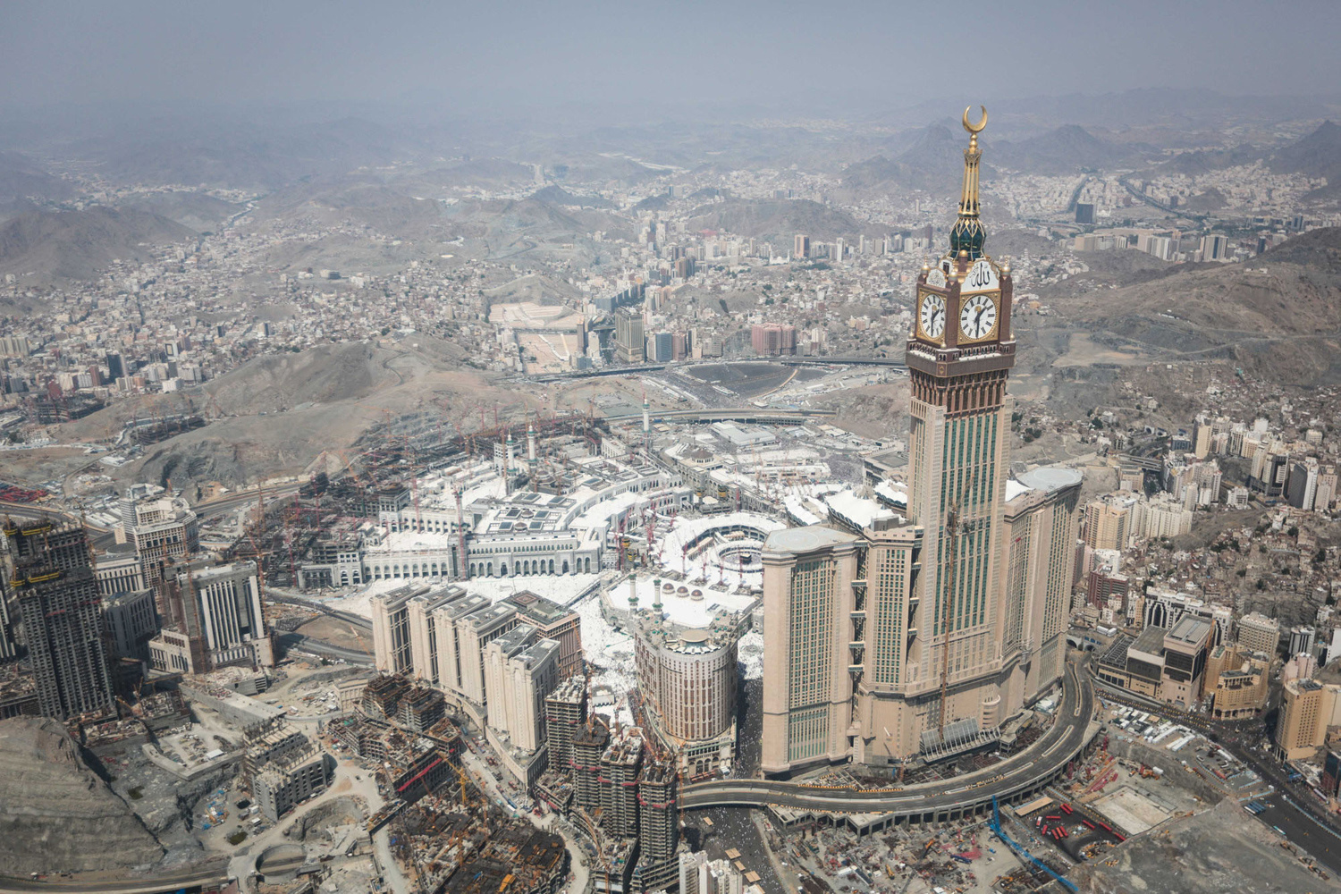 麦加皇家钟塔饭店,601米,已建成,是一栋位于沙特阿拉伯王国的伊斯兰教
