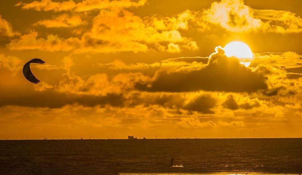 英国开夏郡莫克姆湾,夕阳西下,天空出现一片绮丽的晚霞.