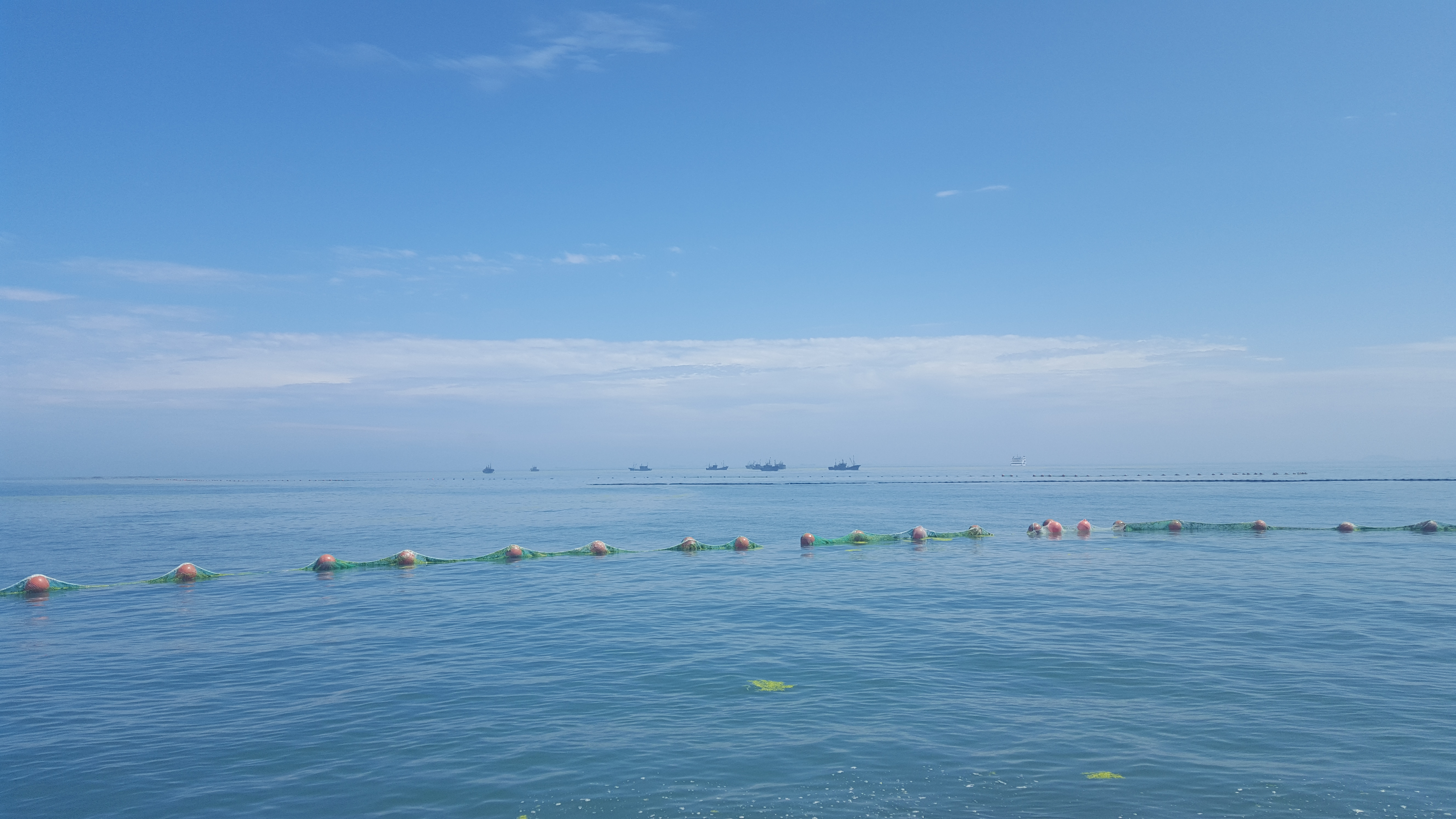 海天一线,层层蓝.