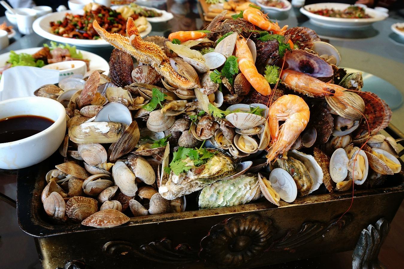 回农村老家叔叔请吃大餐,冷热18道菜,海鲜用盆装