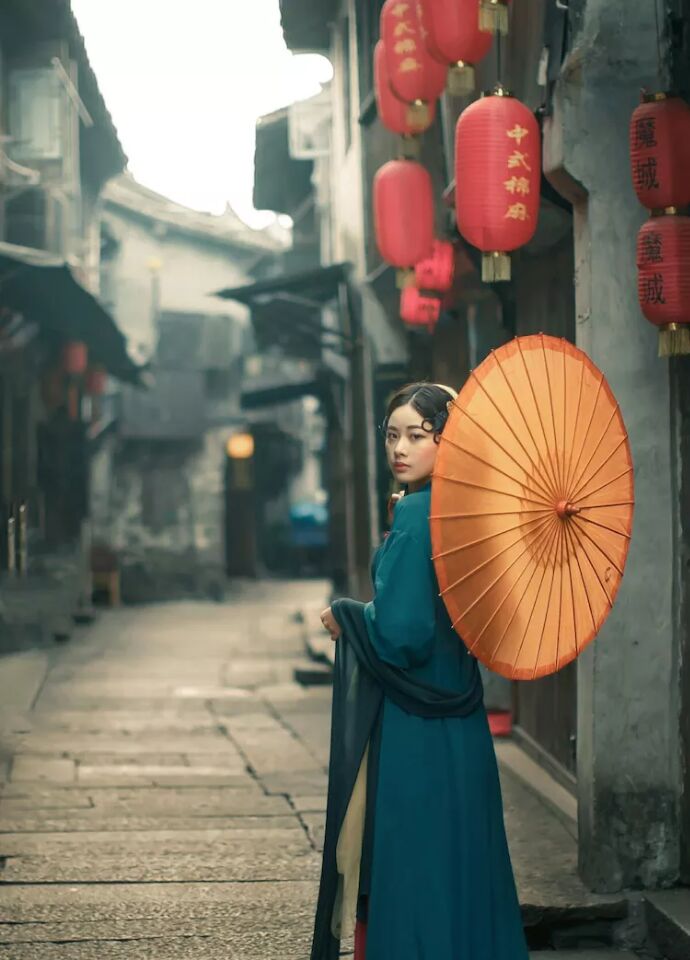 撑着油纸伞,再次来到悠长的雨巷,我不是丁香姑娘,我的名字叫小青!