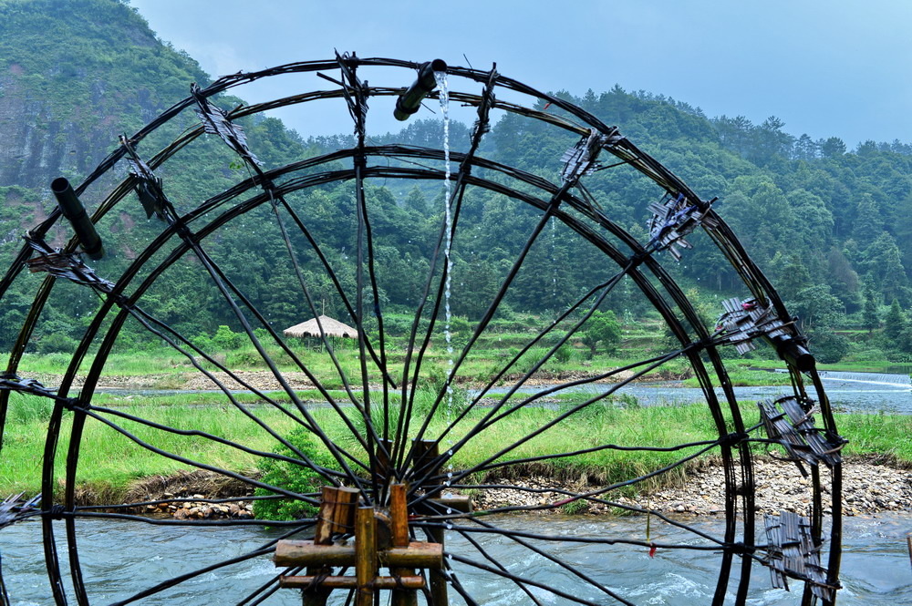 围拱,密林深处有人家:  侗家山寨错落分布在山野河畔,  他们和苗族