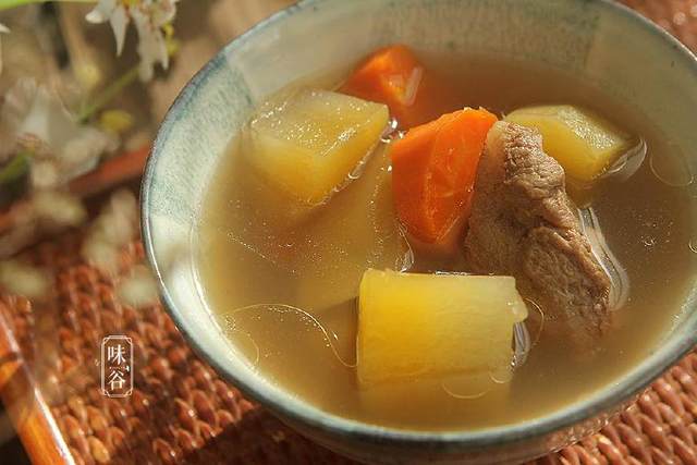 它可以当水果削皮吃,甘甜爽脆,但现在天气转凉,最好就是用它来煲汤