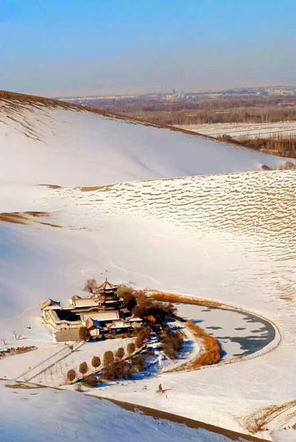 雪,给鸣沙山铺了一层厚厚的白棉被