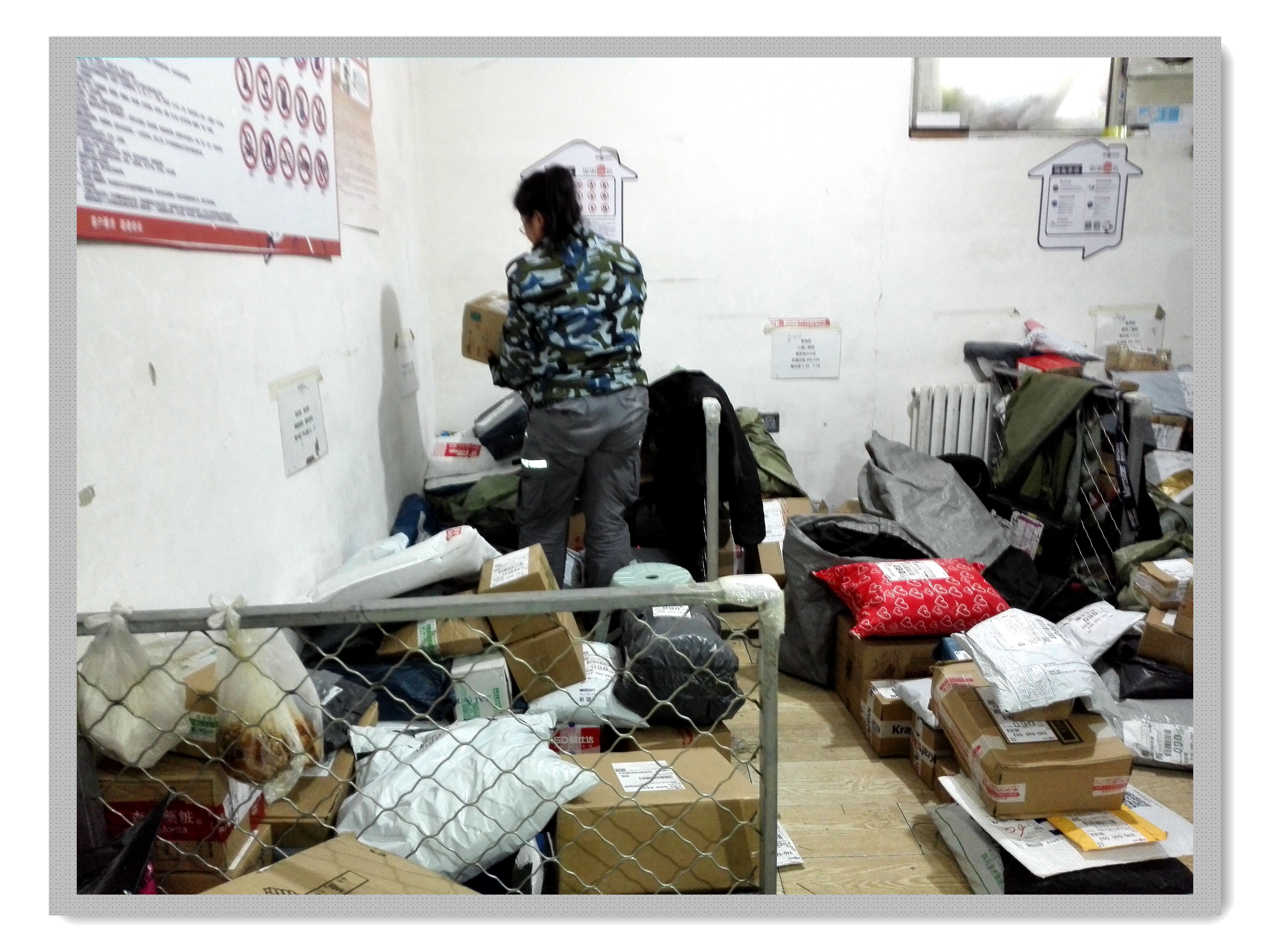 他们放弃了舒适的家庭生活,在寒冷的冬天第一时间把快递送到居民家中