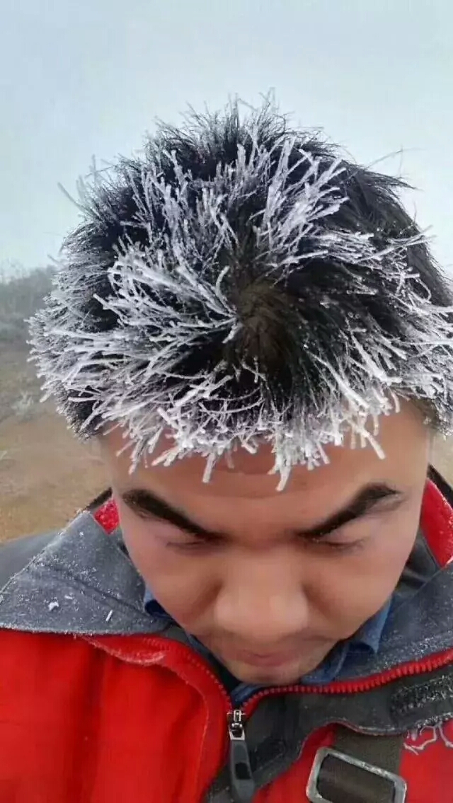 近日,云南鲁甸8岁男孩冒冰霜上学,头发眉毛被沾成雪白,让众多