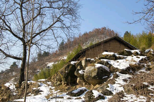 秦岭山中无人居住的老房子,人走了多年,但电表还是换成了最新的